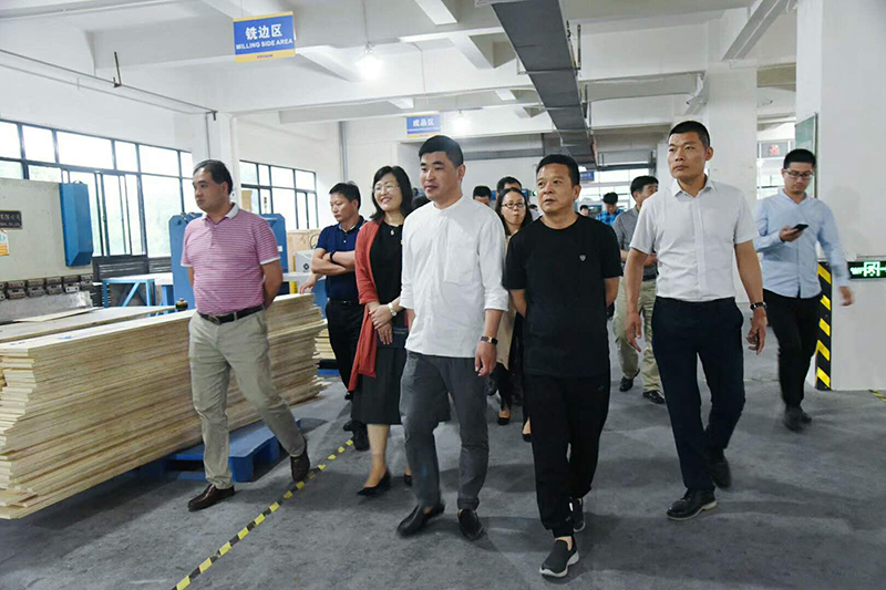 商會領導蒞臨泰來包裝指導工作 商會領導蒞臨泰來包裝指導工作