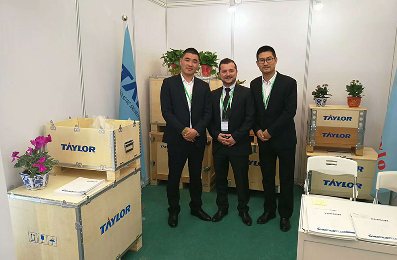 泰來包裝董事長與客戶合影 泰來包裝董事長與客戶合影