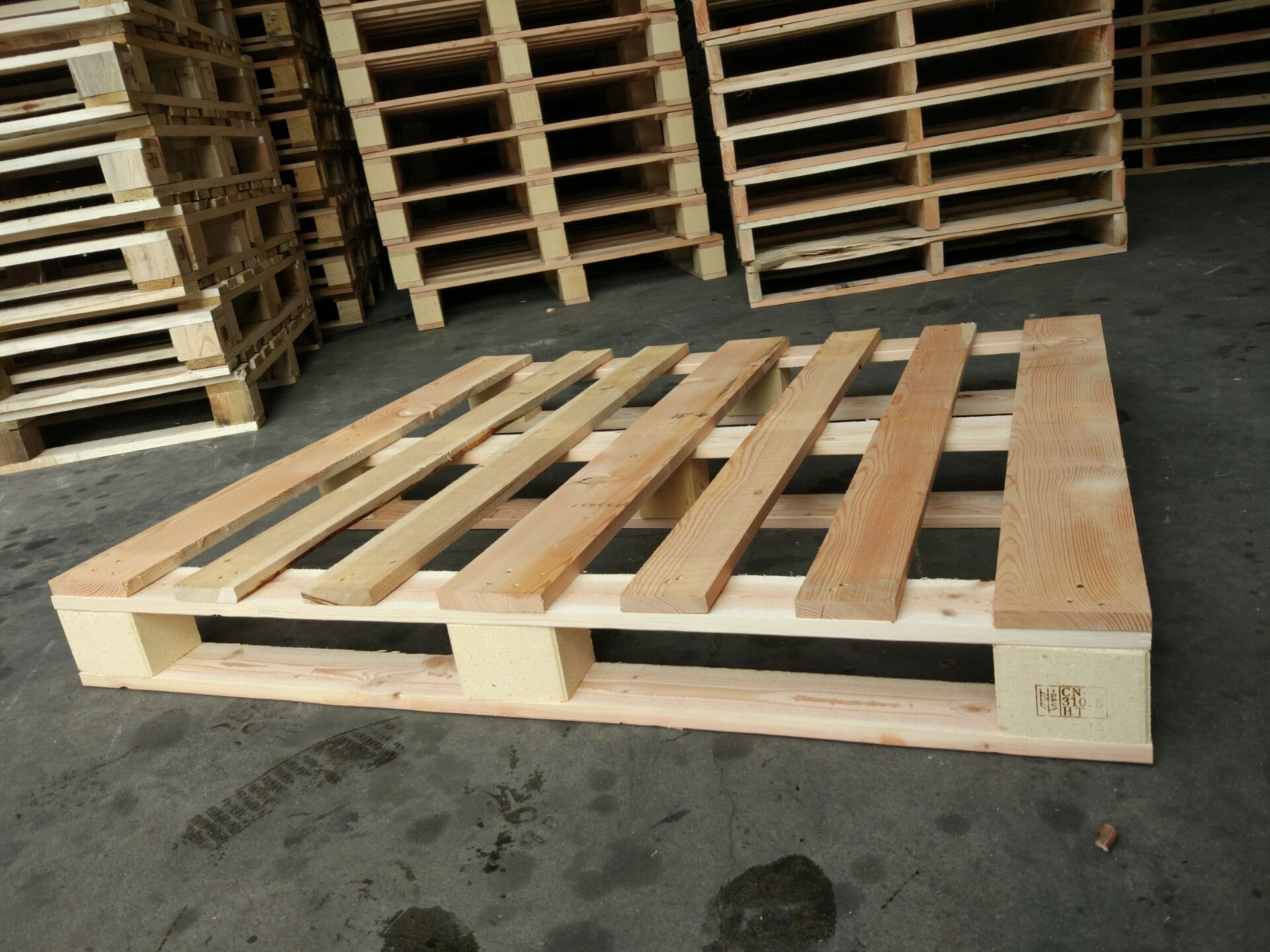 膠合板托盤和實木托盤相比,優越性體驗在哪些方面?